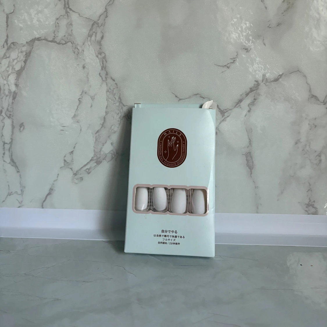 Vita lösnaglar i oval form