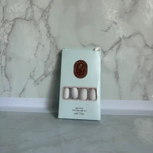 Vita lösnaglar i oval form - Säljer ett set med vita lösnaglar i oval form från Shein. Naglarna kommer i en ljusblå förpackning med fönster så du ser naglarna. Perfekt för dig som vill fixa snygga naglar snabbt hemma. Materialet är ABS-plast.
