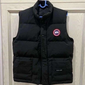 Svart dunväst från Canada Goose - Svart dunväst från Canada Goose, funkar både på sommaren och vintern och den matchar även med mycket 