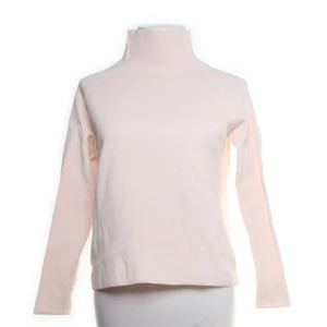 Beige polotröja i satin-look - Säljer en stilren ljusrosa polotröja med lång ärm och lätt glansig satin-look. Tröjan har en hög hals och rak passform, perfekt att matcha med jeans eller kjol. Enkel och clean design som ger en snygg och modern vibe.