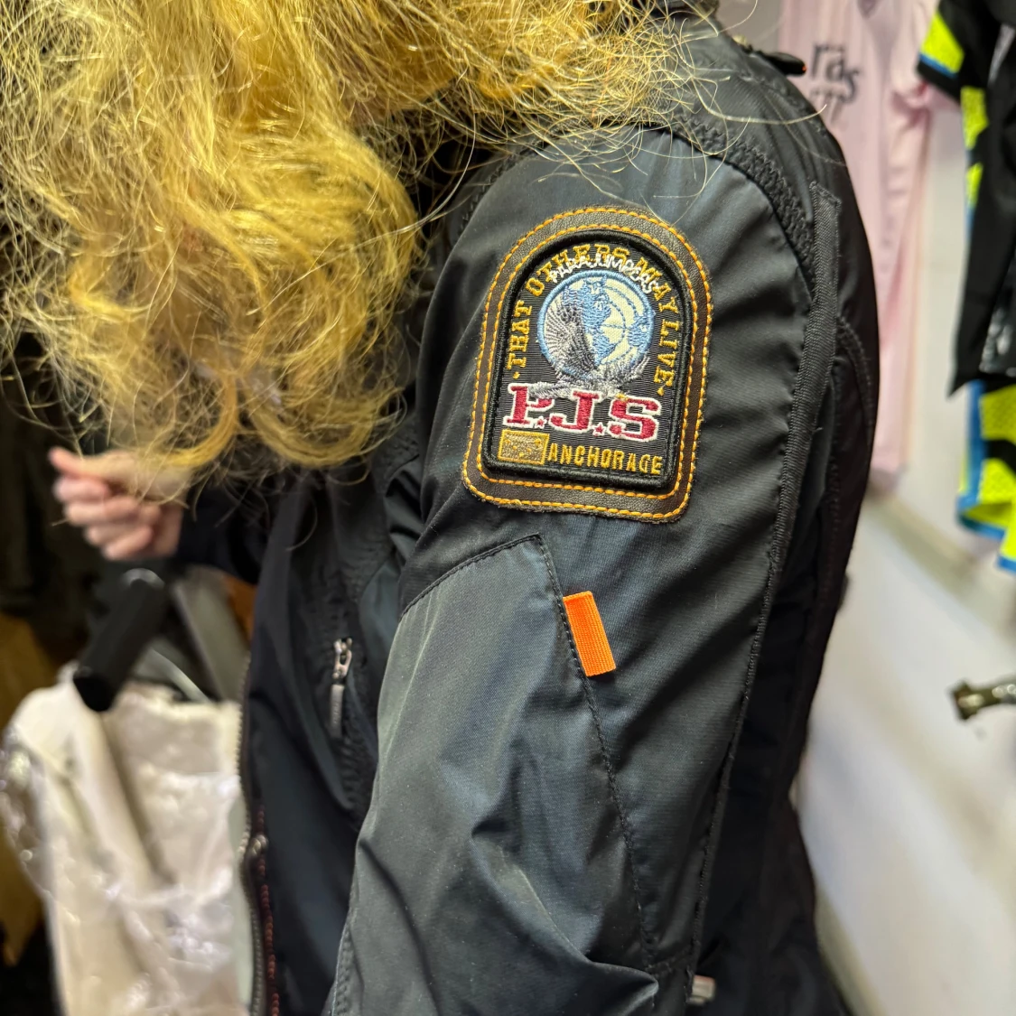 Svart parkajacka med dragkedja - 3