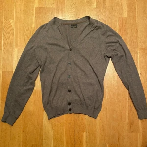 Cashmere cardigan från Massimo dutti - Säljer en cardigan från Massimo Dutti i en  blandning av bomull och kashmir. Den är i perfekt skick och är inte nopprig. vid funderingar är det bara att höra av sig! Priset är ej hugget i sten.