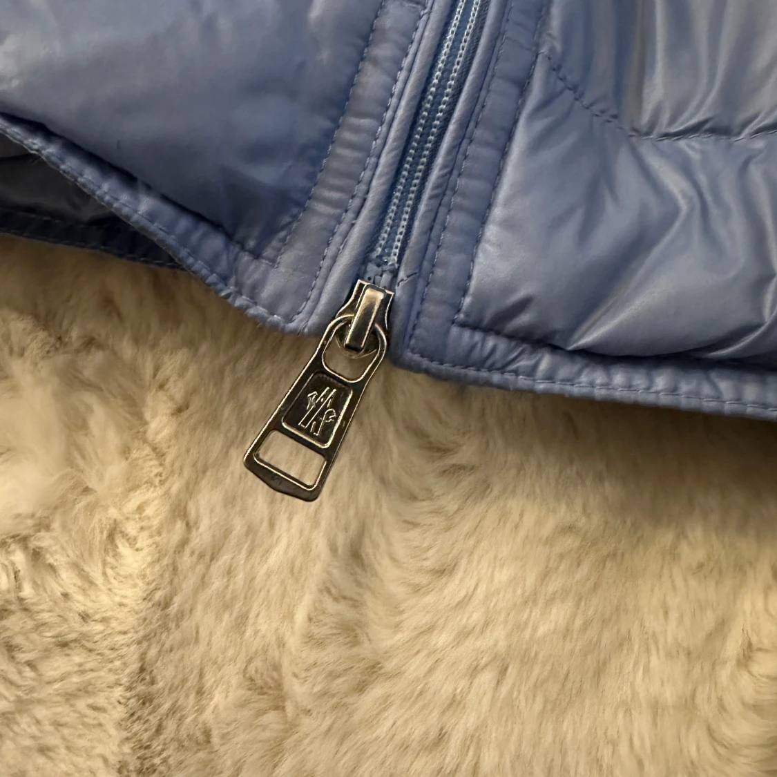 Ljusblå dunväst från Moncler - 3