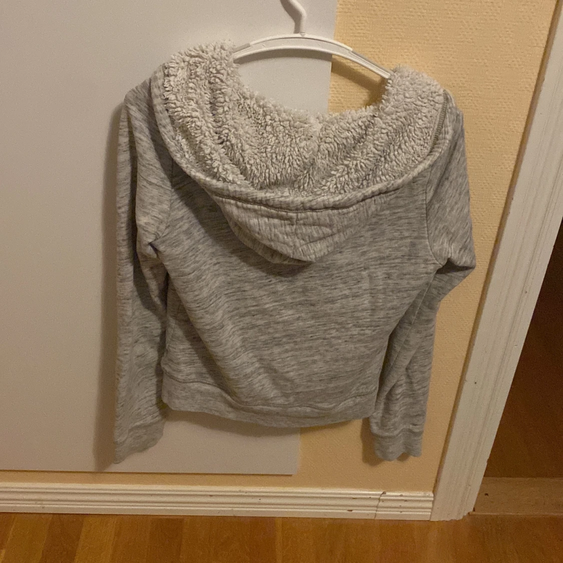 Grå hoodie med teddyfoder från Hollister - 1