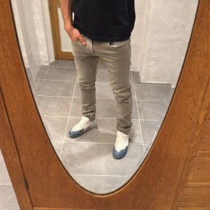 Replay jeans  - Ett par snygga byxor från Replay i storlek W30 L30 i modellen Anbbas 