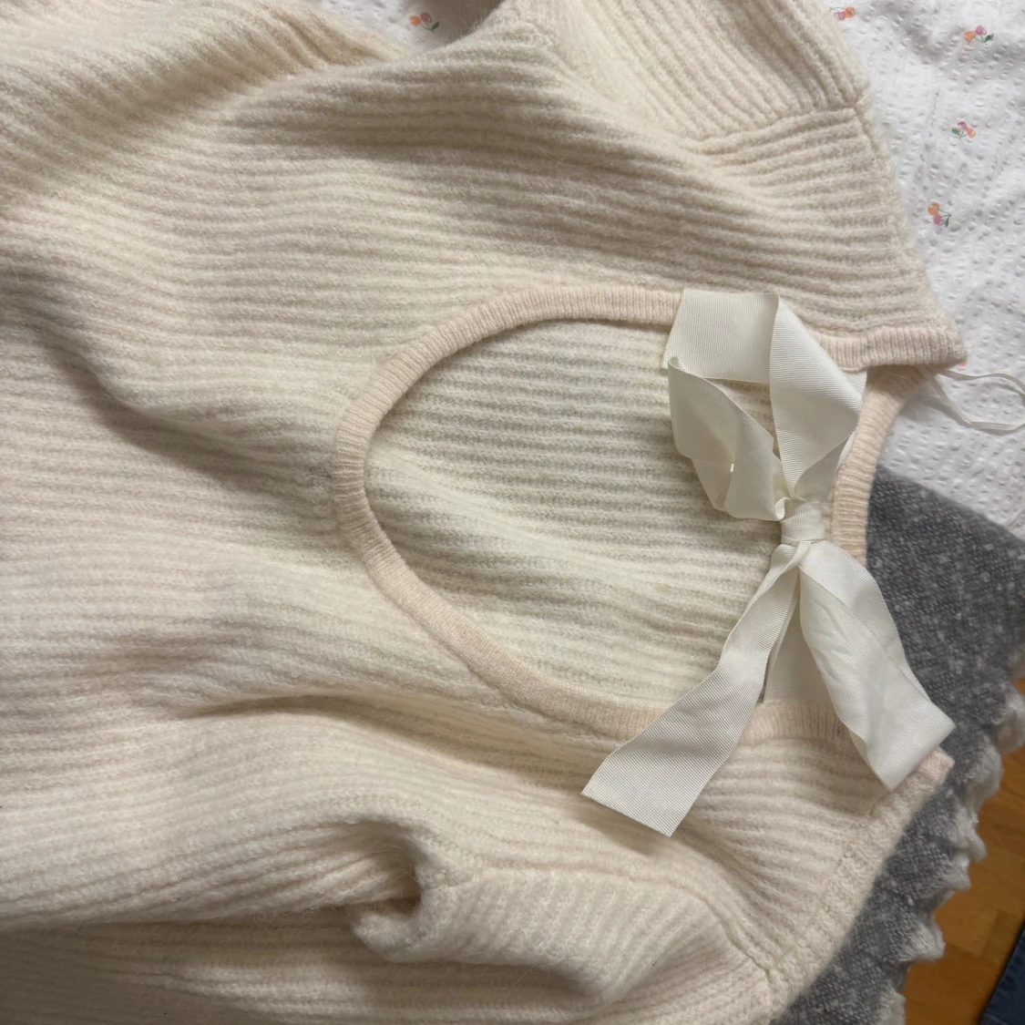Vit stickad tröja med rosett i ryggen  - 1