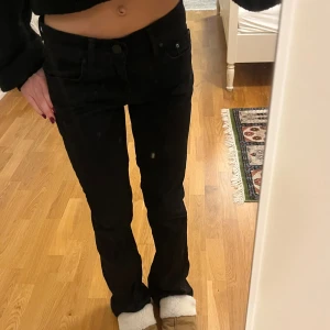 Svarta LTB jeans💓 - Säljer dessa fina Ltb jeans i modellen roxy, då de tyvärr inte har kommit till användning. Köpta för ca 700 kr🍁💞 Skriv om ni undrar längd osv🫶🏼