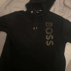 Svart hoodie från BOSS med tryck - L sitter som M. Billig och bra Hugo boss tröja