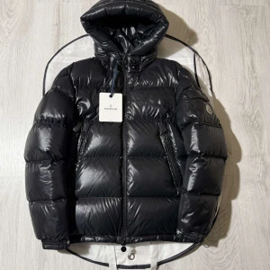 Moncler ecrins  - Moncler ecrins i size 1/s, skick 9/10, dustbag samt tags medföljer vid köp, slutsåld modell går ej att få tag på längre, vid funderingar hör av er.