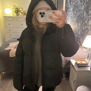 Vinter jacka från hm - Säljer min jättefina vinterjacka från hm, tror inte att den säljs på deras hemsida längre. Den är använd en vinter och är i superfint skick, inga synliga defekter. Den är lagom varm och går att spänna åt och dra ut i nederkanten så som man vill ha den. Säljer för 400, kan tänka mig att gå ner i pris vid snabb affär❤️