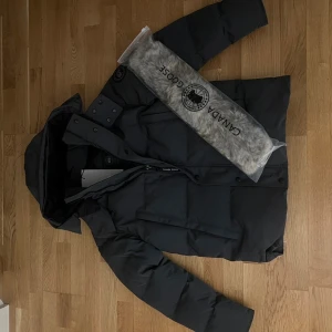 Canada Goose jacka - Säljer nu min Canada Goose jacka då jag kommer använda min moncler jacka istället. Den är i helt nyskick jätte fin jacka och håller dig varm