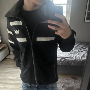 Helly Hansen jacka - Sjukt snygg och fräsch Helly Hansen jacka. | Perfekt när de regnar ute eller blåser och perfekt nu till hösten. | Mycket fint skick. | Sitter som en stor S eller M. | Hör av er vid frågor!🌟