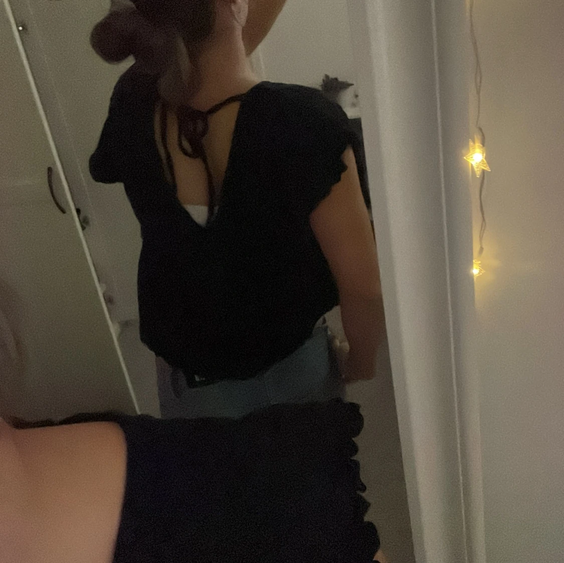 Svart blus med v-ringning och volang - 1