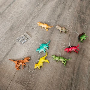 Dinosaurie LED ljusslinga - Färgglad batteridriven LED ljusslinga med dinosauriefigurer. Perfekt för barnrum eller temafest. Drivs av 3 AA-batterier (ingår ej). Ljusslingan är i gott skick utan synligt slitage eller defekter. Enkel att använda med på/av-knapp på batteridosan.