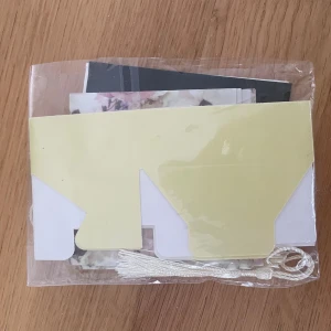 Presentsnöre/askar/kuvert - Bilderna visar ett set med dekorativa kort, kuvert och snöre,  för pyssel eller presentinslagning.  produkten i nyskick utan synligt slitage eller defekter.