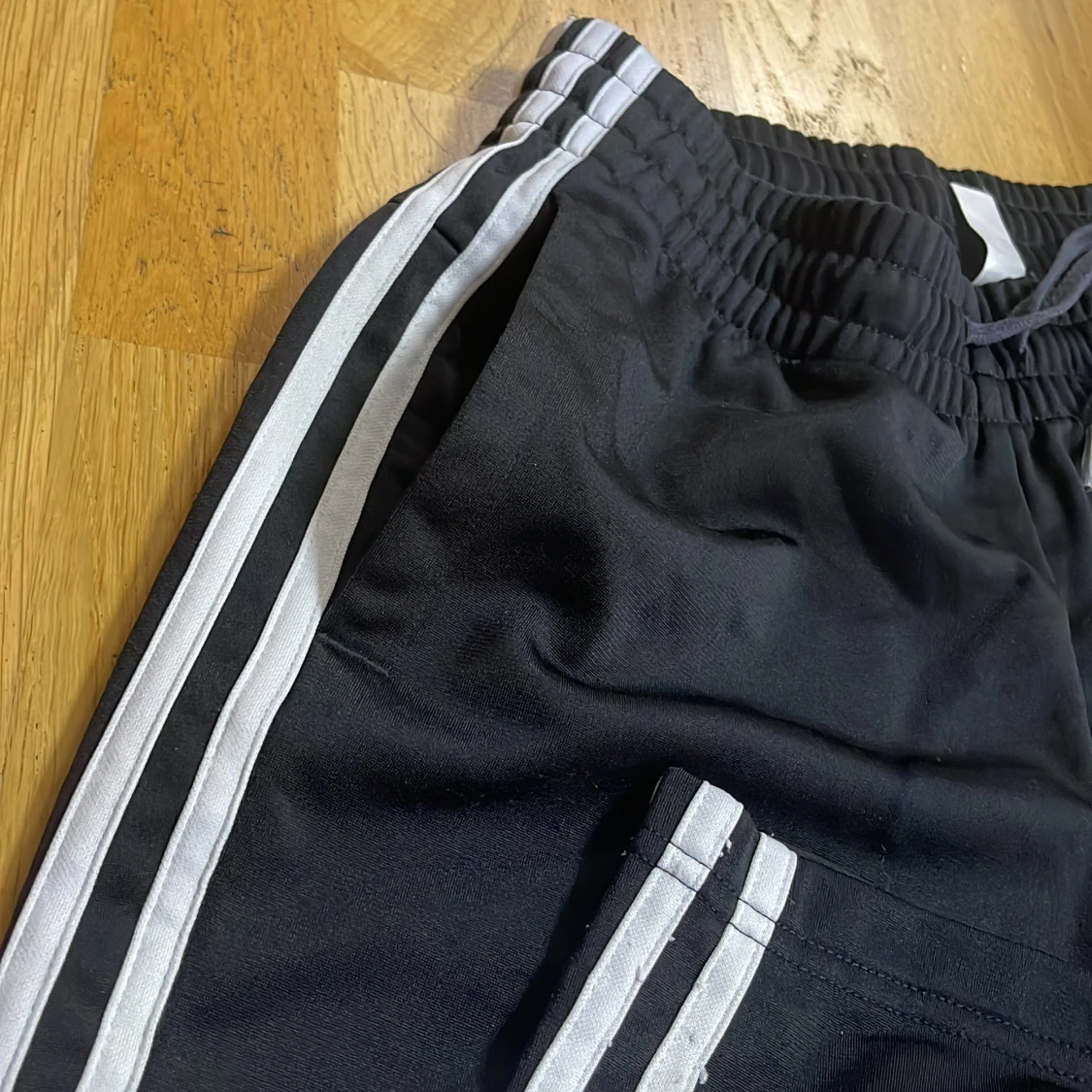 Svarta Adidas träningsbyxor - 3