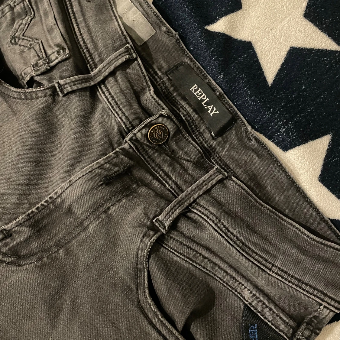 Mörkgrå jeans från replay  - 3