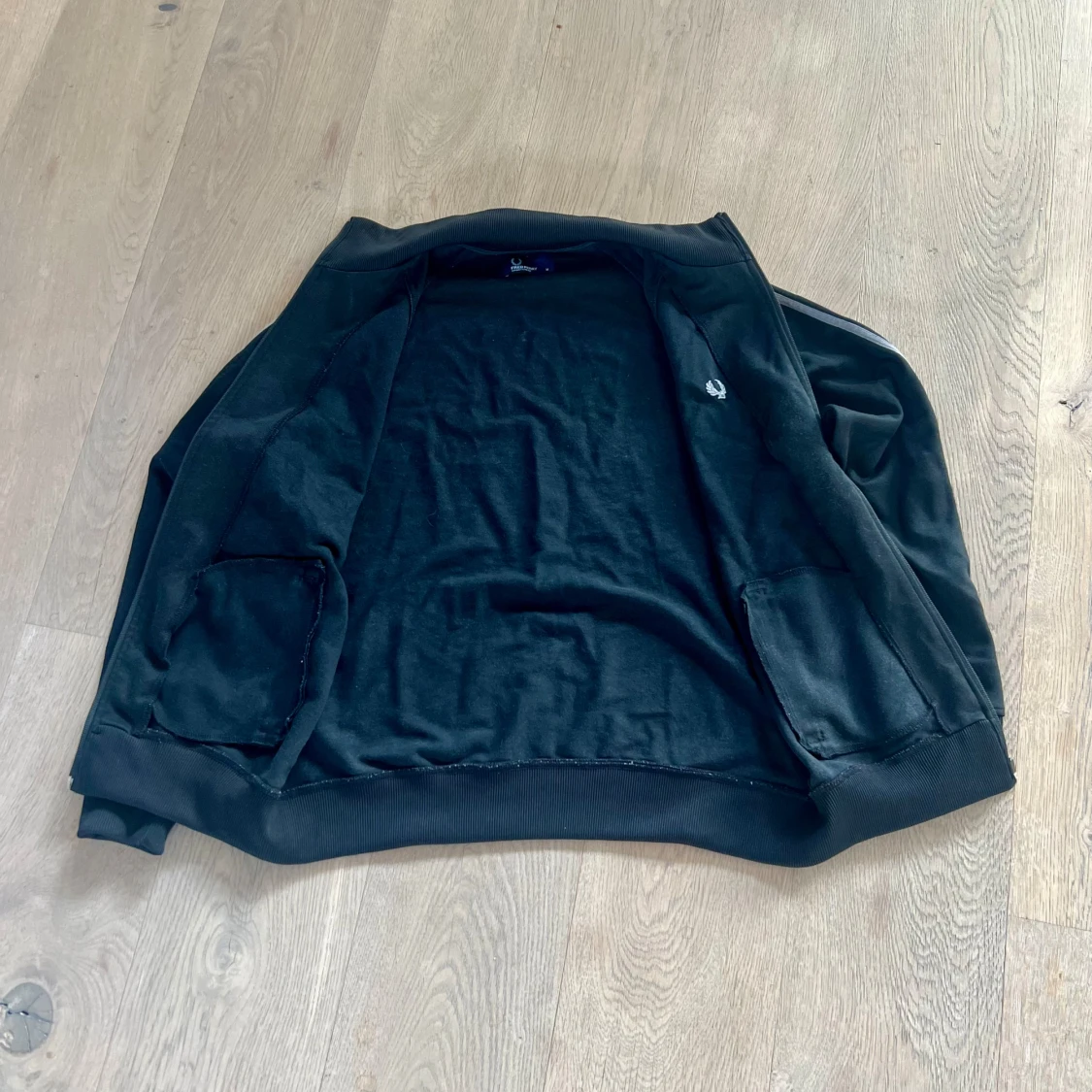 Svart Fred Perry ziptröja med vita ränder - 2