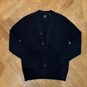 Boggi Milano cardigan - Tja tja, säljer nu denna feta cardigan från Boggi Milano - Skick: 9/10 - Storlek M- Tveka inte på att skriva vid minsta lilla fråga mvh!