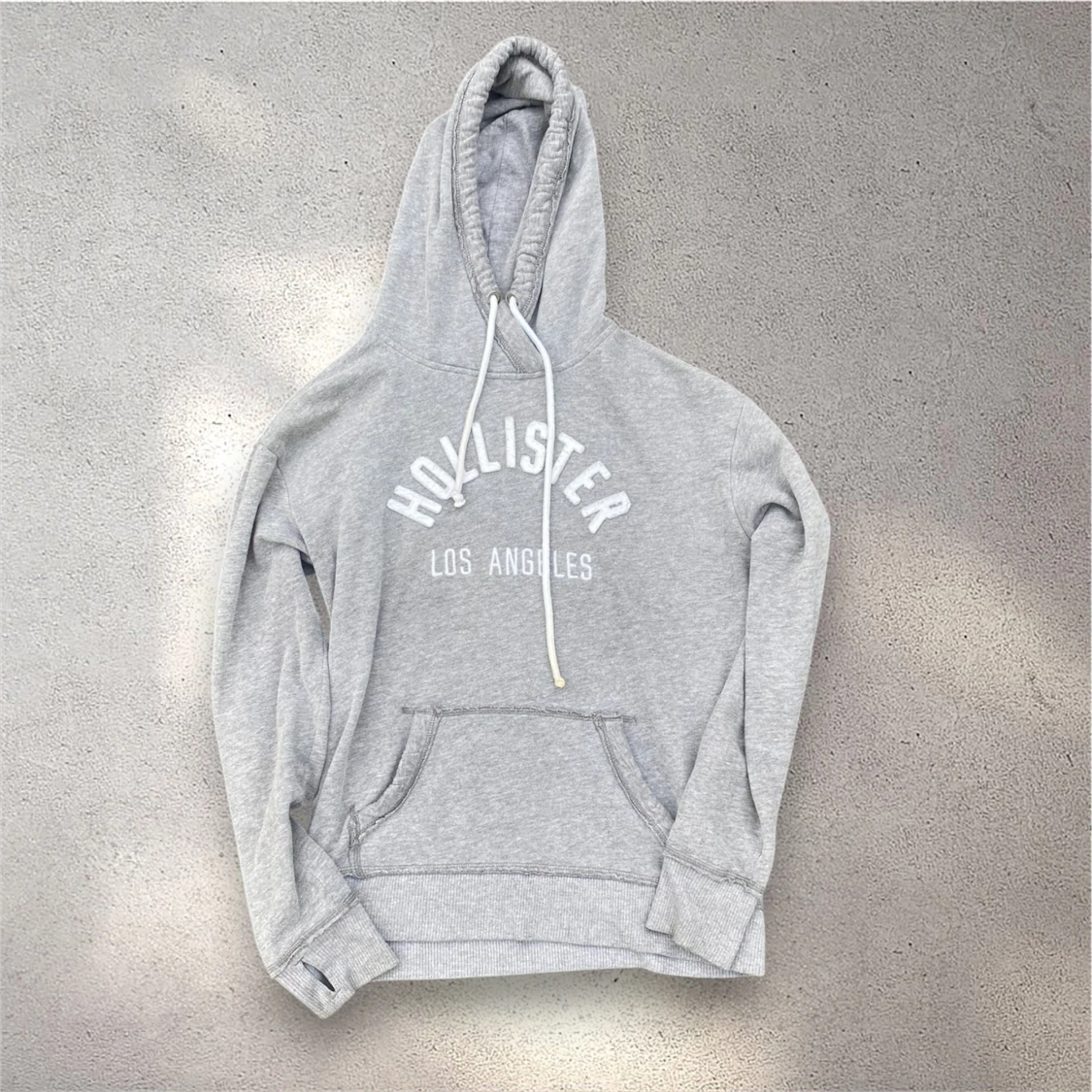 Grå hoodie från Hollister