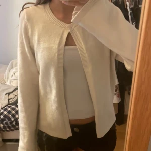 Vit kofta från Gina Tricot Storlek S - Vit koftan från Gina Tricot i storlek S. Nytt skick använd 1 gång. Pris kan diskuteras!!