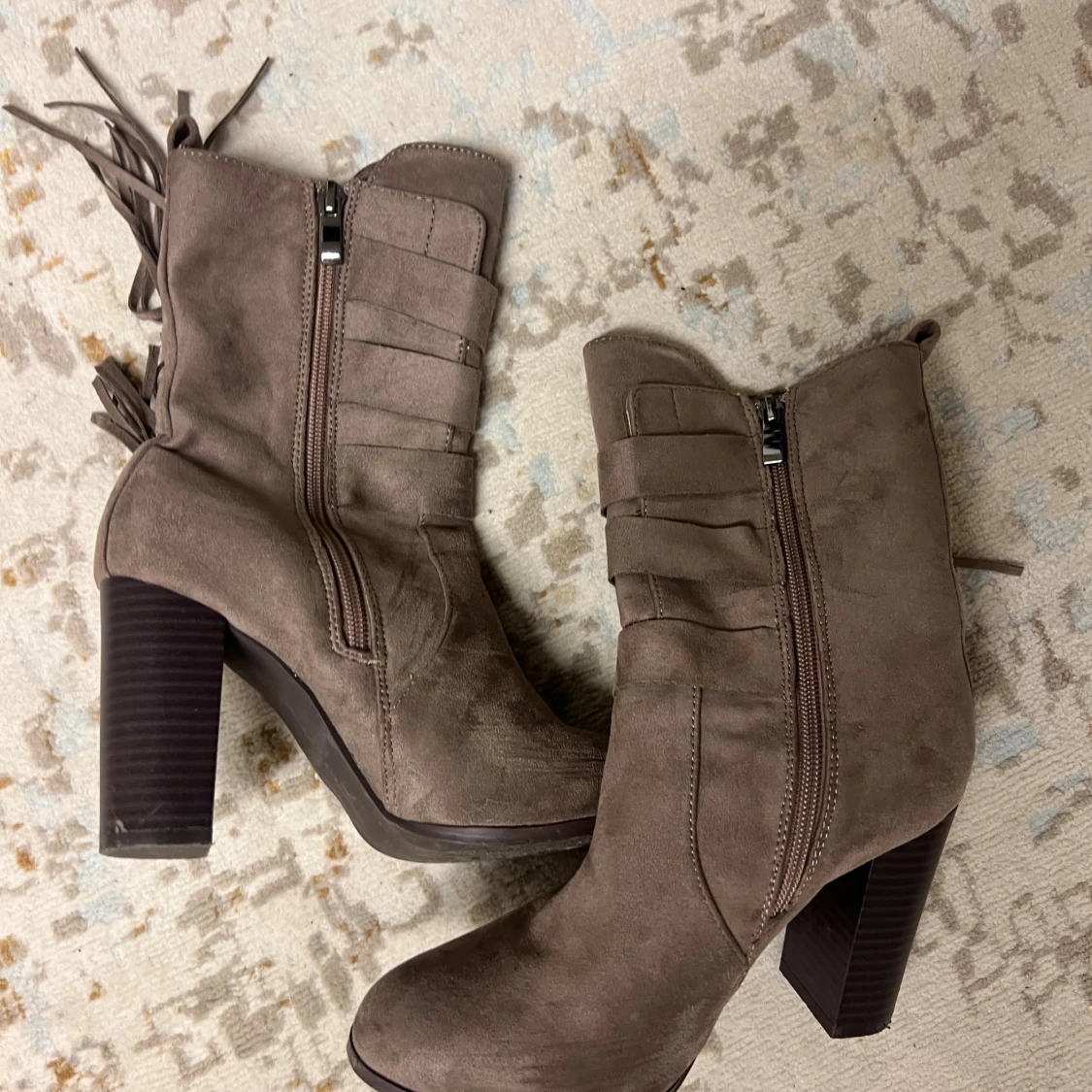 Bruna boots med fransar och klack - 1