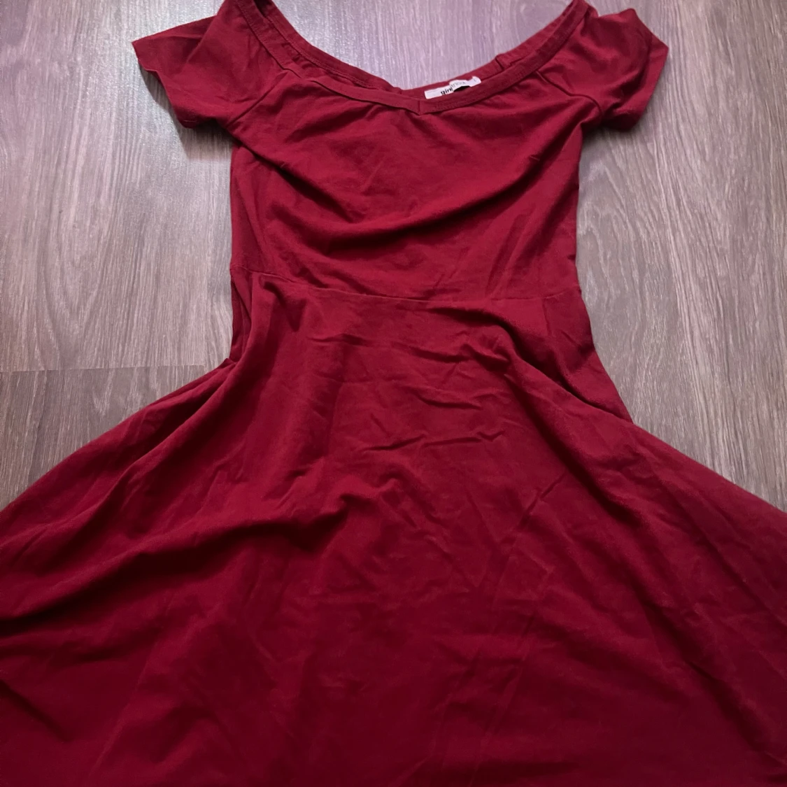 Röd offshoulder klänning