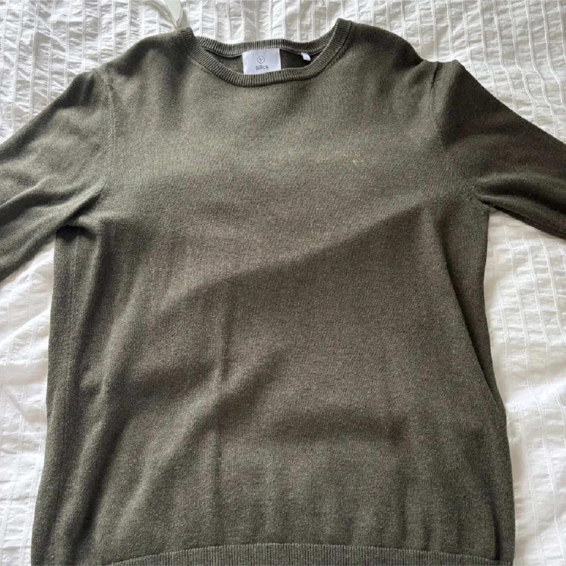 Olivgrön stickad tröja från Bläck