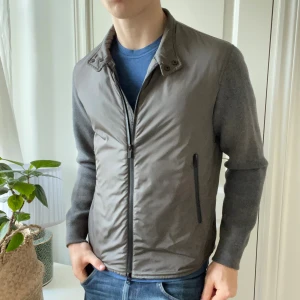 Massimo Dutti cardigan  - Massimo Dutti cardigan i storlek M, modellen är 180 cm 75 kg. Inga direkta defekter, den har minimala fläckar på det som inte är stickat, det är bara ärmarna som är stickad förresten. Det är jätte svårt att få bild på själva fläckarna för dom knappt knappt syns. Men har försökt. Kom med frågor! Väldigt skön jacka 