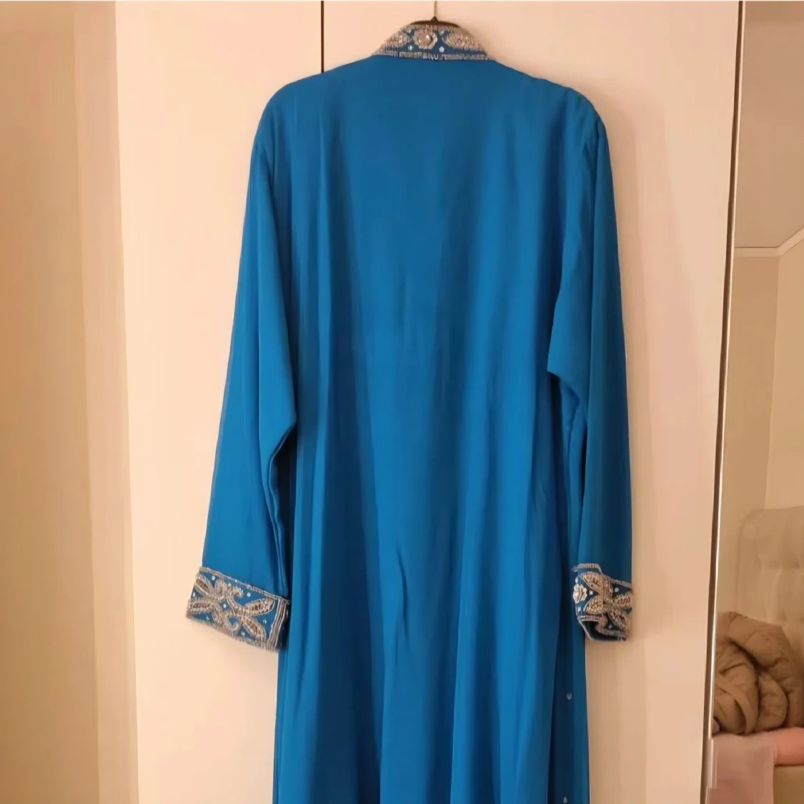 Blå långklänning med silverbroderi - 4