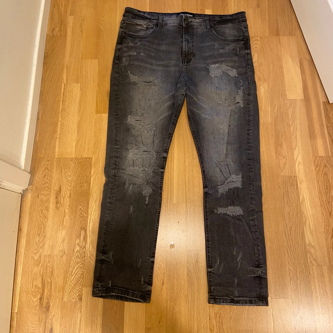 Supply & Demand svarta jeans med dragkedja