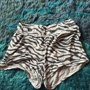 Super fina pjamas shorts - Zebra short i barn storlek 10-12/ 150