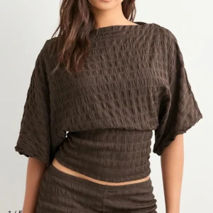 Set - Så snygg set från Nelly i deras ”stunning structure” kollektion. Kommer tyvärr inte till användning för mig och säljer därför. Toppen är i storlek XS, men mer som en S och byxorna i storlek S🤍