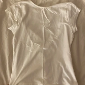 Öppen rygg Gina Tricot  - Säljer en vit topp från Gina Tricot med öppen rygg. Den finns inte kvar längre på hemsidan eller butik. 