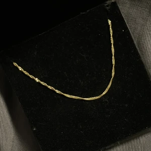 Guld kedja  - Guldpläterad kedja i äkta silver. I ca 42 cm som går att göra till 45 cm. Liten defekt vid början av kedjan som inte syns därav billiga priset. Aldrig använd. 
