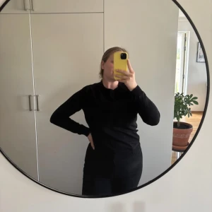 Svart stickad tröja från Vero Moda - Svart stickad tröja från Vero Moda i storlek M. Tröjan har rund halsringning, ribbade muddar vid ärmslut och nederkant samt långärmad passform. Enkel och stilren design som är lätt att matcha med olika outfits.