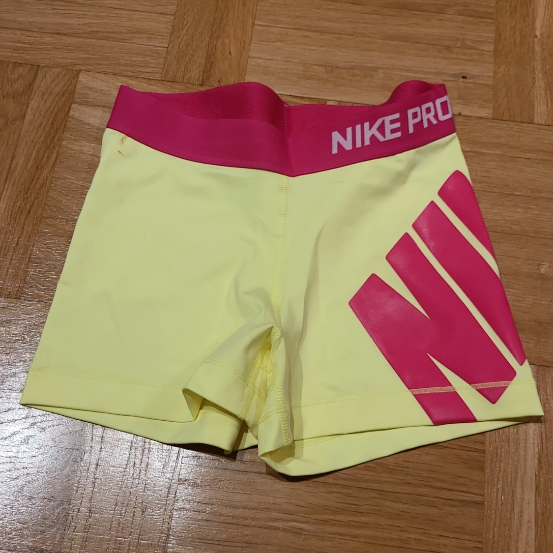 Nike Pro gula träningsshorts S