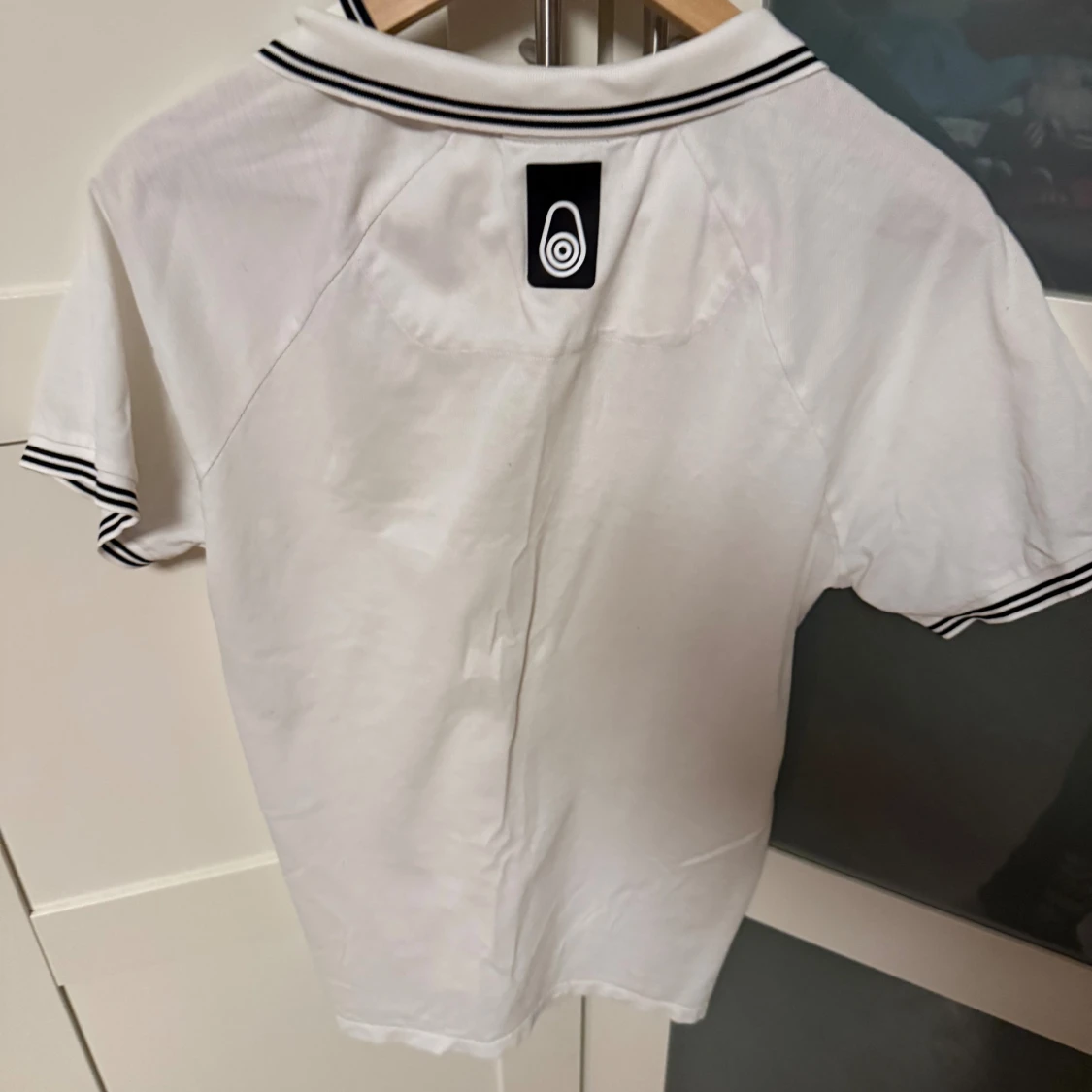 Vit Sail Racing piké med svarta detaljer - 1