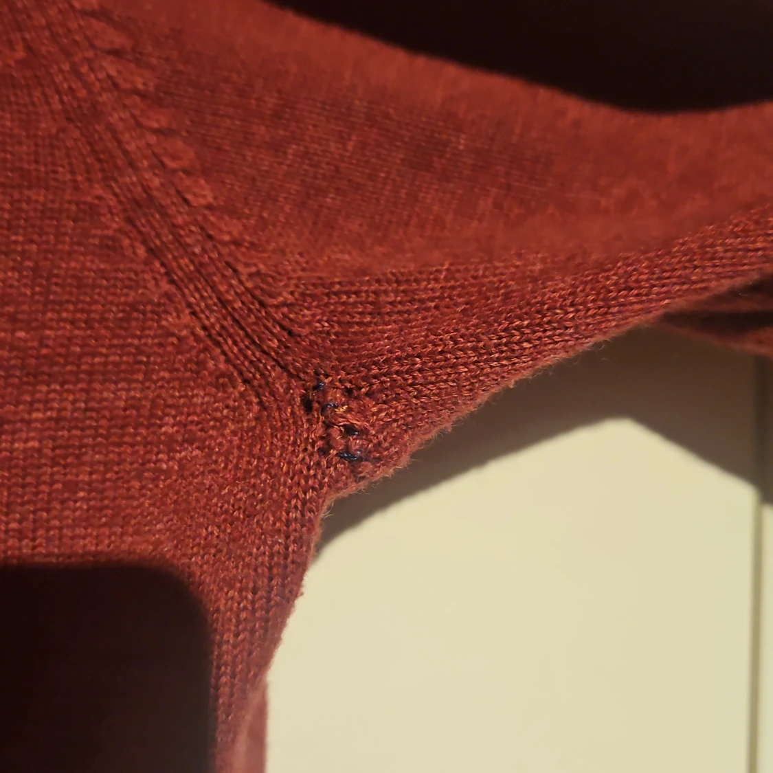 Vinröd stickad tröja från Gant - 2