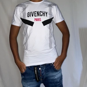 Givenchy paris t shirt strl XS vit - Helt ny. Fin replika med grym kvalitét. Modellen är 175cm lång, bär storlek XS. Pris: 599kr. Först till kvarn som gäller. skickas direkt inom 24h