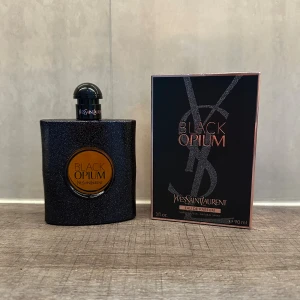 YSL Black Opium Eau de Parfum - Black Opium från YSL är en ikonisk parfym med en snygg, glittrig flaska. Volymen är 90 ml. Perfekt för dig som vill sticka ut och addera lite lyx till din stil. Parfymen är endast testsprutad. Vid snabb affär kan priset diskuteras 