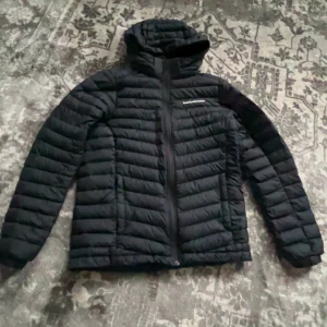 Peak performance jacka  - Säljer min peak performance då den blivit för liten för mig storleken på jackan är 160.