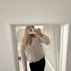 kofta  - söt kofta från only som inte kommer till användning!!💕💕💕 storleken står som m men skulle mer säga att den passar s/xs!!!