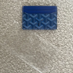 Snygg korthållare - Snygg blå plånbok. Väldigt fint kvalité på den. Pris kan diskuteras!