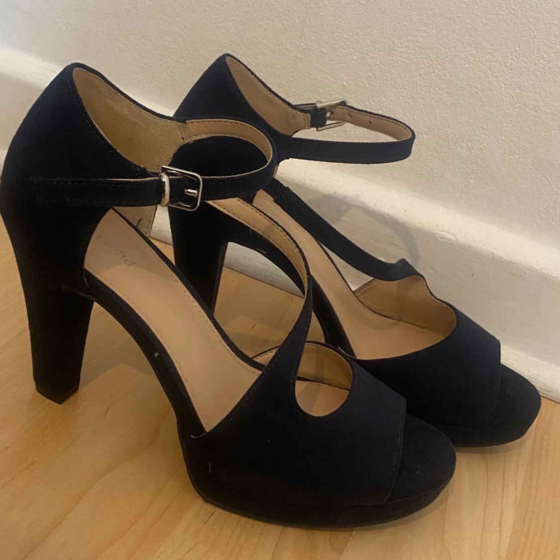 Mörkblåa klackskor