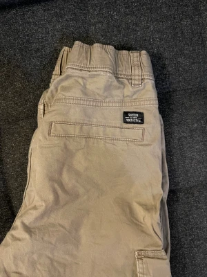 Beige cargopants  - Snygga beige cargopants från Kappahl med elastisk midja och fickor på sidorna. 
