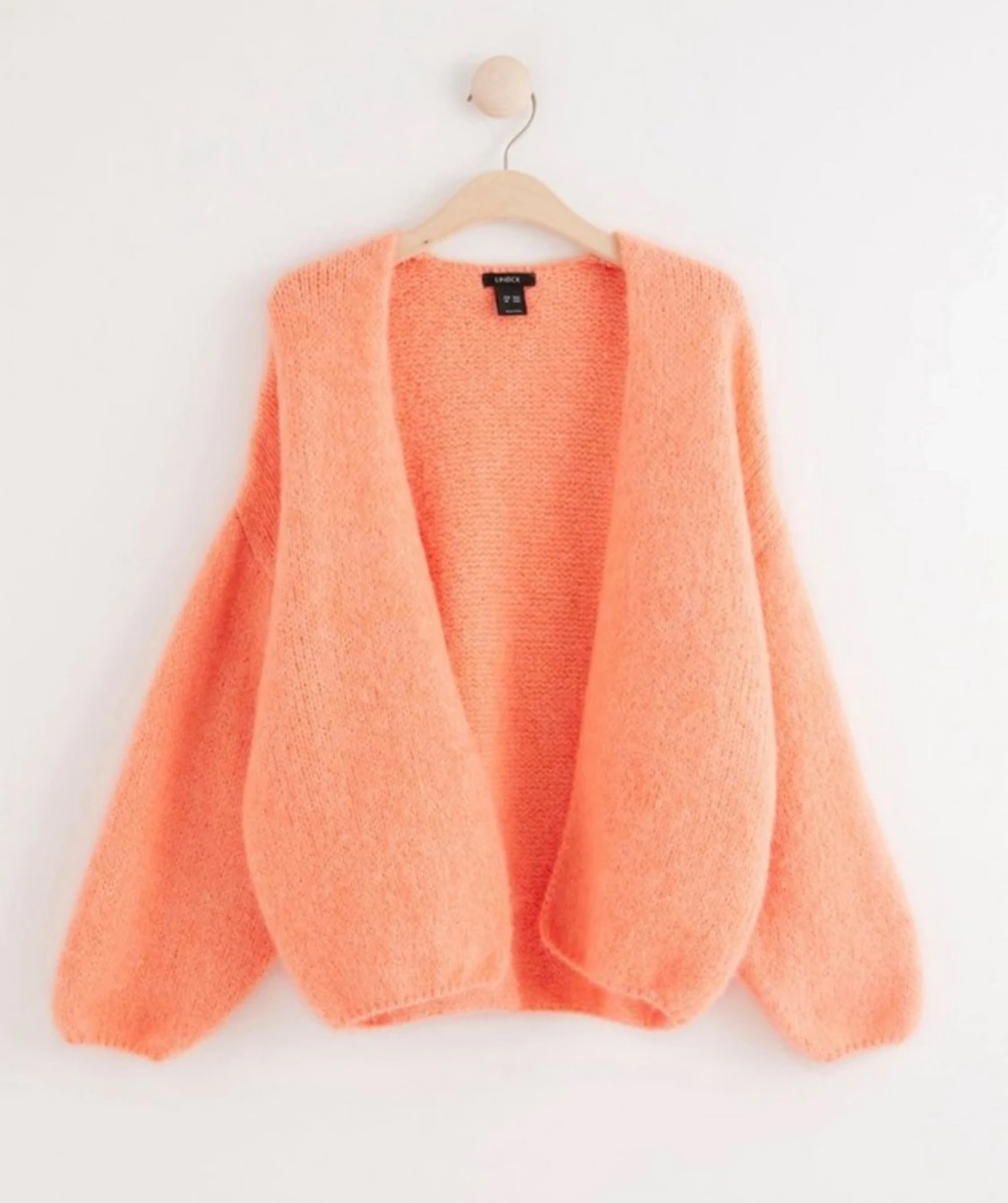 Korallfärgad stickad kofta från Lindex