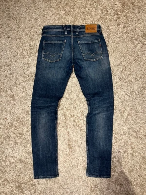 Replay anbass hyperflex slim fit jeans herr w30 blå - Replay anbass hyperflex jeans i slim passform. Mycket bra skick, förutom en liten defekt, se bild, inget som påverkar eller märks. Storlek W29. Skön wash på dessa , postas samma dag som köp eller dagen därpå🙌💯