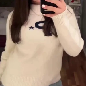 Vit stickad tröja Polo Ralph Lauren - Supersnygg stickad tröja från Ralph Lauren!! Det står stl L på etiketten men det är en S/M då den har krympt i tvätten🤍 Nypris låg på 3200 när jag köpte den i Paris för något år sedan🤍Inga defekter förutom att den krympt! Jättefin och varm nu till vintern 