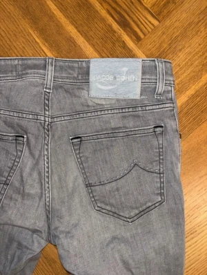 Jacob Cohën Jeans grå - | Säljer ett par riktigt schyssta Jeans av märke Jacob Cohën! | Riktigt bra skick! | sparsamt använda | total längd; 107cm | midja; 39cm | ny pris 5000 | mitt pris 749; går att förhandla! | Tveka inte att höra av dig vid intresse! |